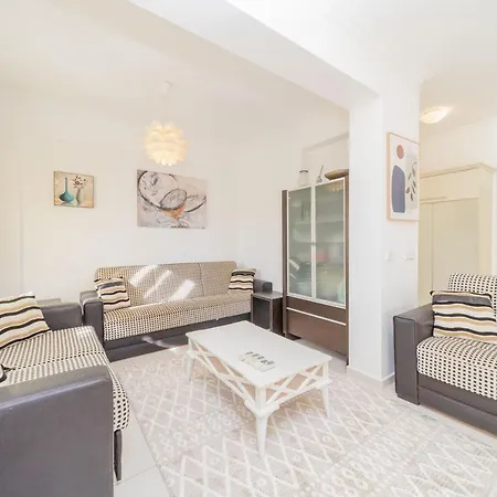 Vibrant Flat With Shared Pool In Appartement