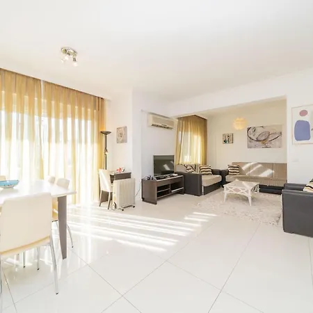 Vibrant Flat With Shared Pool In